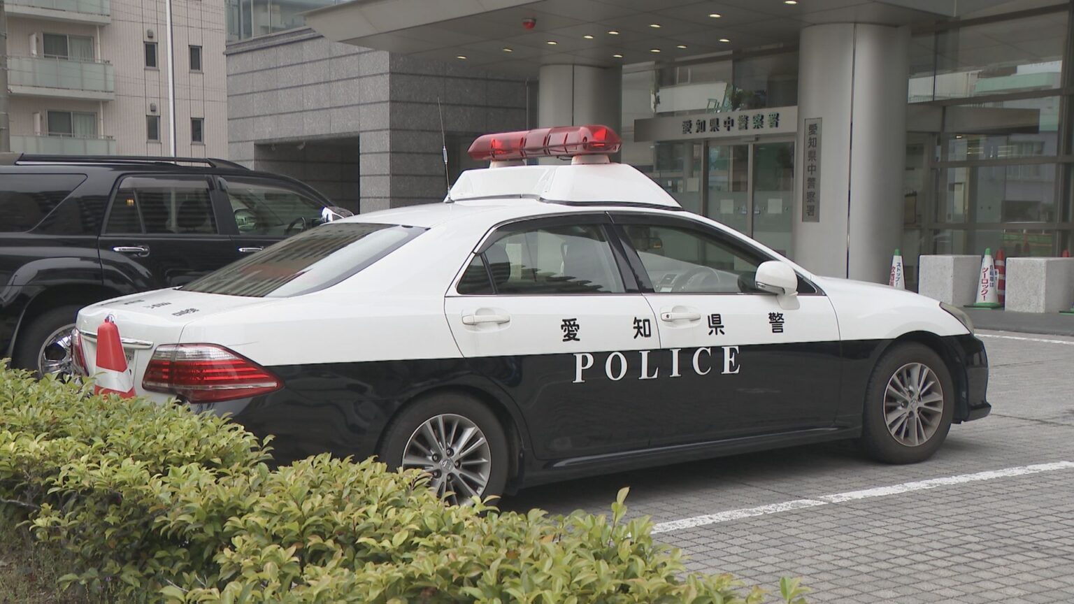 警察署に止まっていたパトカーに石を投げ…窓ガラス割った疑い 35歳男を逮捕 犯行の様子は防犯カメラに 「石を当てたけど壊していない」 愛知（CBCテレビ）