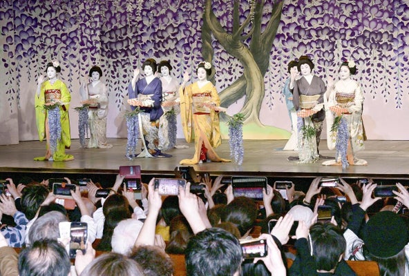 「写真タイム」で観客の撮影に応じる芸舞妓（４日、京都市中京区で）＝永尾泰史撮影