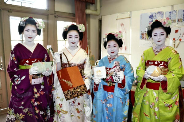 衣装を仕立て直した小物や芸妓が刺しゅうしたハンカチをＰＲする舞妓（京都市中京区で）