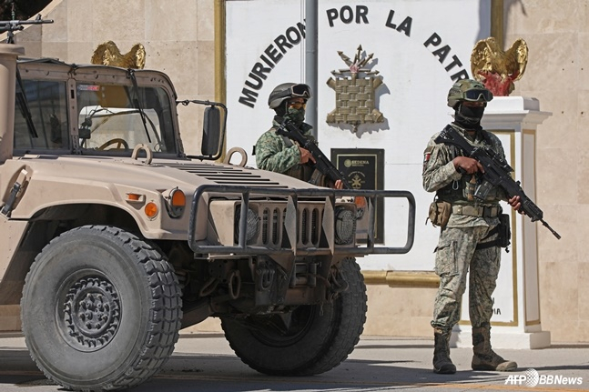 兵隊が配置されたメキシコの町。 /AFPBBNews=ニュース1