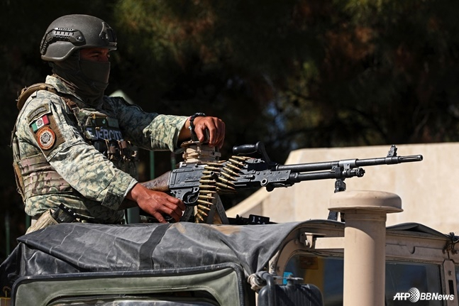 メキシコの軍人が銃を持っている。 /AFPBBNews=ニュース1