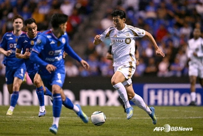 LAFCの攻撃手ソン·フンミンが4月15日午前10時(韓国時間)、メキシコ·プエボラのエスタディオ·クアウテモクで開かれたクルス·アスルと「2026北中米カリブ海サッカー連盟(CONCACAF)チャンピオンズカップ」8強遠征第2戦でドリブル疾走している。 /AFPBBNews=ニュース1