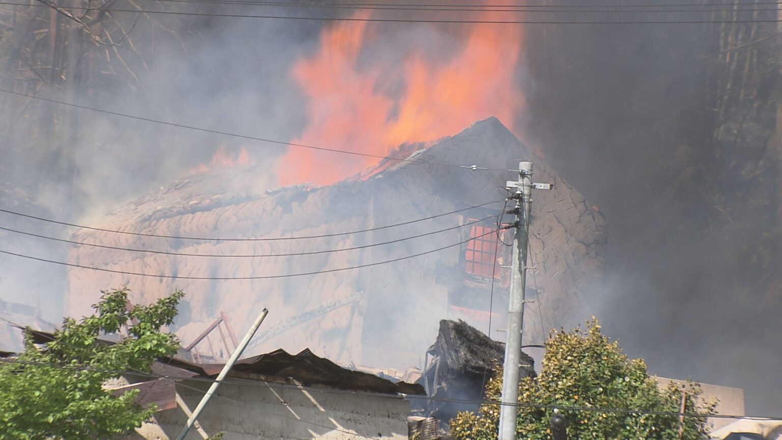 住宅など6棟全焼 山林に燃え広がり消防防災ヘリで消火 煙吸い1人搬送 　福島・郡山市　7日（TUFテレビユー福島） - Yahoo!ニュース