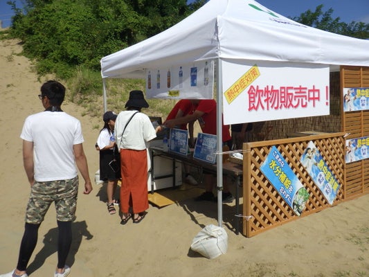 観光客に飲料水を手売りするスタッフ（２０２４年、鳥取市で）＝鳥取県提供