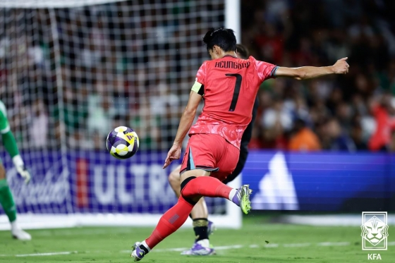 韓国サッカー代表チームの主将、孫興民（ソン·フンミン）が米テネシー州ナッシュビルのジオディスパークで行われたメキシコ戦で左足ハーフボレーシュートで同点ゴールを決めている。 /写真=大韓サッカー協会（KFA）提供