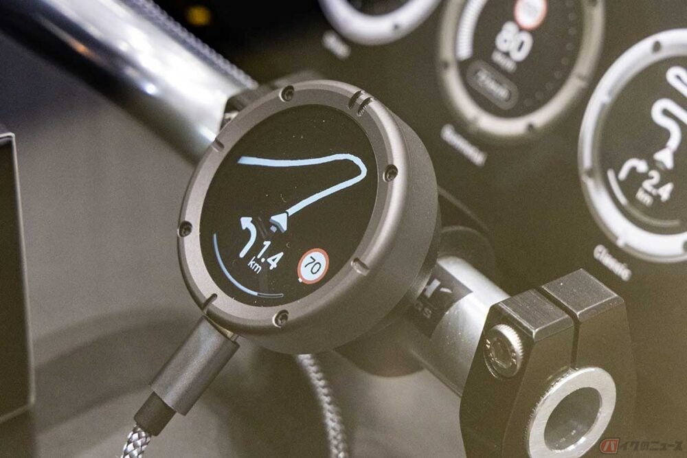 シンプルで分かりやすい表示は従来モデル同様で、新型ではより精細なルート表示になった