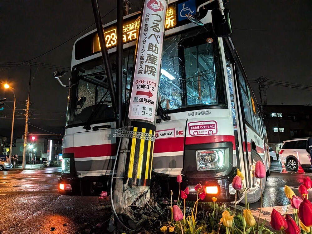 【速報】路線バスが電柱に突っ込む…ケガ人いる模様＜札幌市白石区＞（北海道ニュースUHB） - Yahoo!ニュース