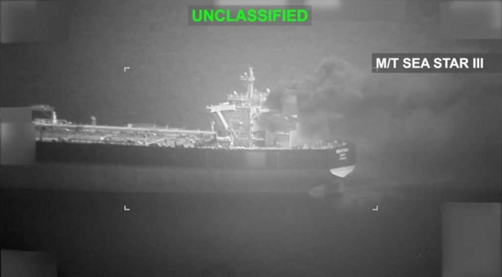 米FA18によるイランタンカー攻撃、どのように行われたのか？ 煙突に精密誘導弾を撃ち込み航行不能に （CNN.co.jp） - Yahoo!ニュース