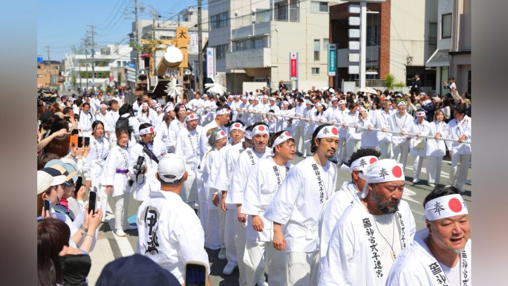 伊勢神宮の式年遷宮に向け、斎藤工さんや平祐奈さんにラグビーの姫野和樹選手も加わり「お木曳」始まる – 読売新聞 伊勢神宮の式年遷宮に向け、斎藤工さんや平祐奈さんにラグビーの姫野和樹選手も加わり「お木曳」始まる - 読売新聞