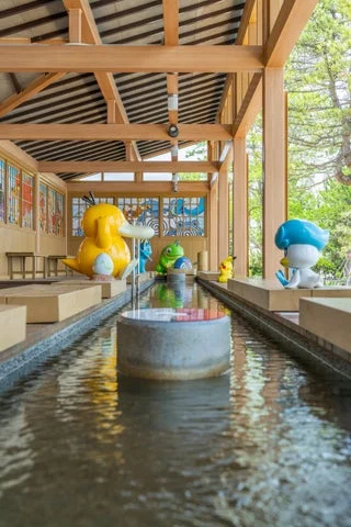 足湯の様子とポケモンたち
