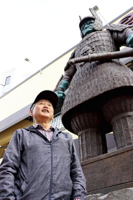 存在感を放つ大魔神像。御舘さんは「ここは宝の山だと思います」と話す（京都市右京区で）