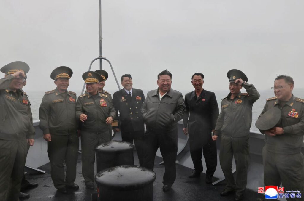 「一般大衆の食べるものには興味もないし、食べたくもない」金正恩と“ナゾの黒レザー美少女（13）”が並ぶ“1枚の写真”が証明した…北朝鮮ロイヤルファミリーの冷徹な実態（文春オンライン） - Yahoo!ニュース