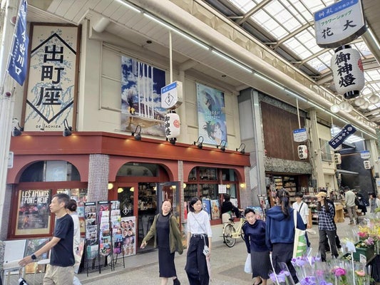 出町座の隣には古書店（右奥）が並ぶ。商店街の連動性が感じられる（京都市上京区で）