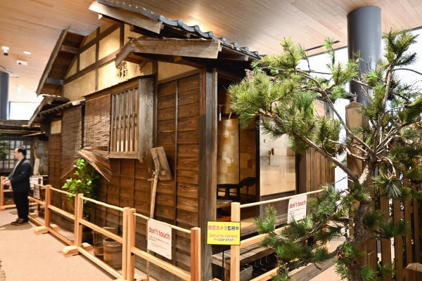 館内にある「天国長屋」の再現セット（松江市で）