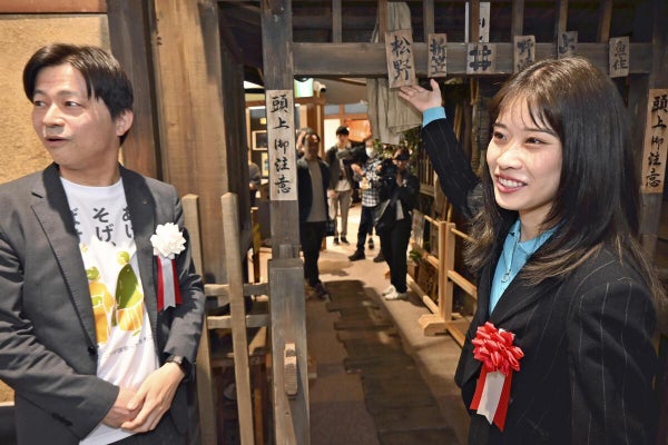セットの再現度の高さに感動する円井さん（右）（松江市で）