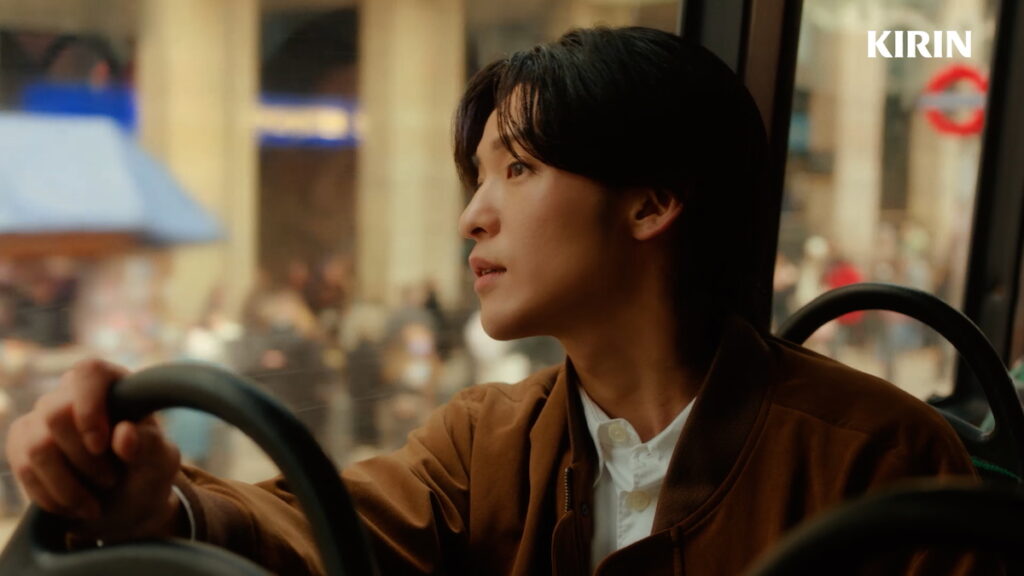 Snow Man 目黒蓮、『キリン 午後の紅茶』新CM出演 人生初のイギリスを楽しむメイキング映像も – Real Sound|リアルサウンド 目黒蓮、午後の紅茶新CMでイギリスへ