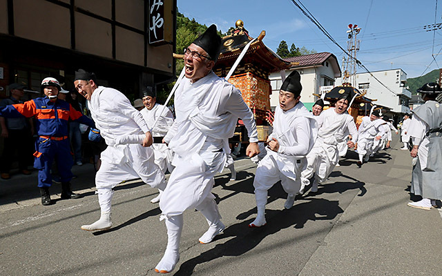 おらぁ、おらぁ 神輿駆ける　山形・山寺日枝神社の神事（山形新聞） - Yahoo!ニュース