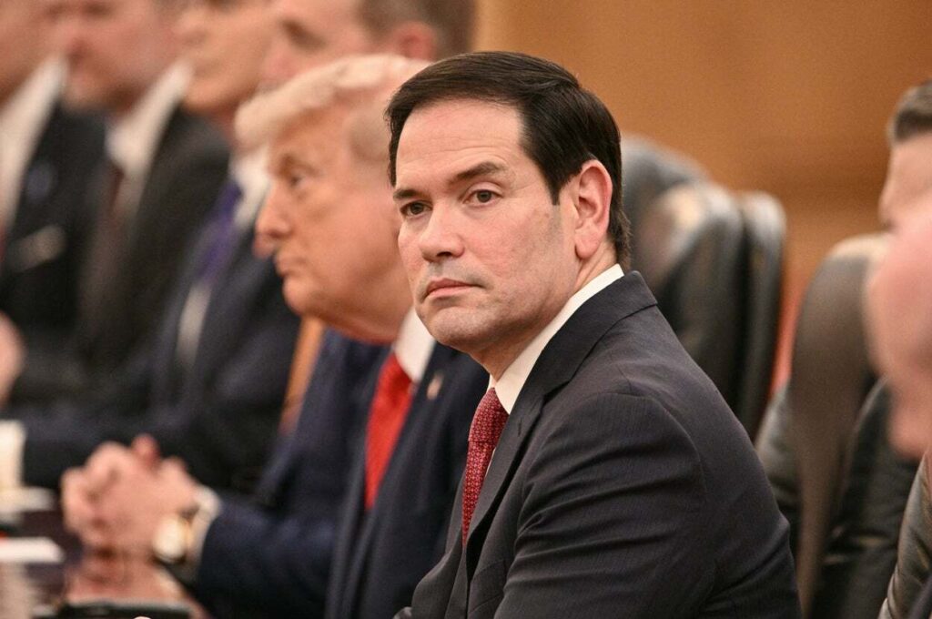 「完全に中国を煽ってる」トランプ氏の側近、訪中の機内で"衝撃の姿"。「恥ずかしい」「うんざり」と批判の声も – Yahoo!ニュース 「完全に中国を煽ってる」トランプ氏の側近、訪中の機内で"衝撃の姿"。「恥ずかしい」「うんざり」と批判の声も - Yahoo!ニュース