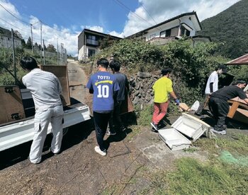 残置物撤去している様子