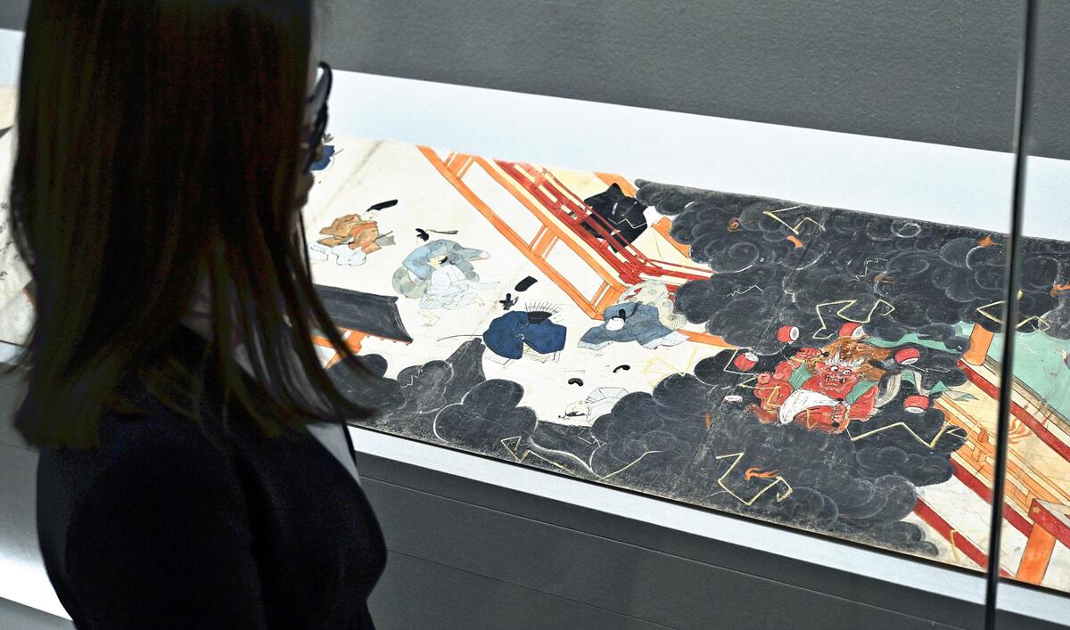 場面を替えながら展示されている国宝の「北野天神縁起絵巻（承久本）」（１９日午後、京都市東山区で）＝永尾泰史撮影