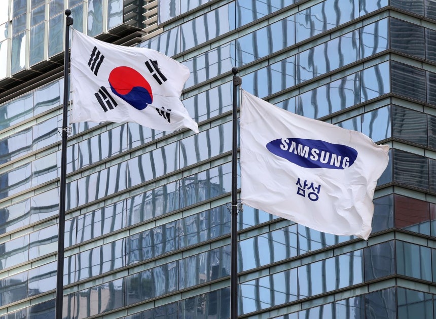 【時論】韓国半導体の供給不安、これ以上放置できない | Joongang Ilbo | 中央日報 韓国の国旗(左)とサムスン電子の社旗。
