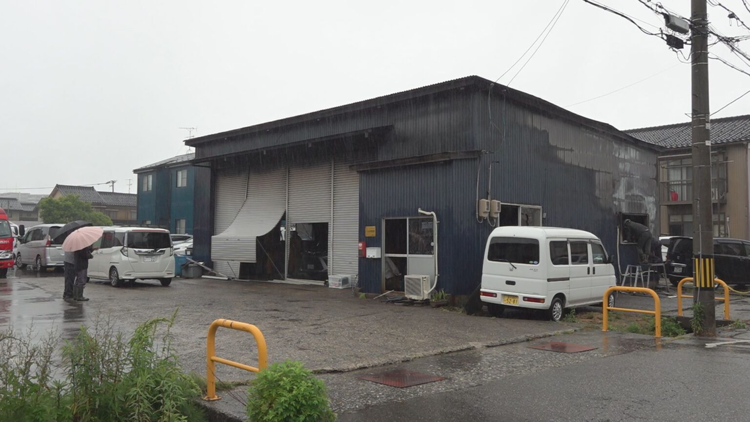 未明の火災・自動車整備工場「一時は窓から火が噴き出す勢い」 消防車20台出動 無人でケガ人なし 石川・金沢市(MRO北陸放送) – Yahoo!ニュース 未明の火災・自動車整備工場「一時は窓から火が噴き出す勢い」 消防車20台出動 無人でケガ人なし 石川・金沢市(MRO北陸放送) - Yahoo!ニュース