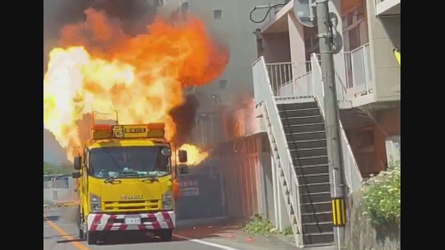 「熱い 熱い…」 路上で燃え上がるトラック 40代と20代の男性作業員2人にけがなし 三重・津市(CBCテレビ) 「熱い 熱い…」 路上で燃え上がるトラック 40代と20代の男性作業員2人にけがなし 三重・津市(CBCテレビ)