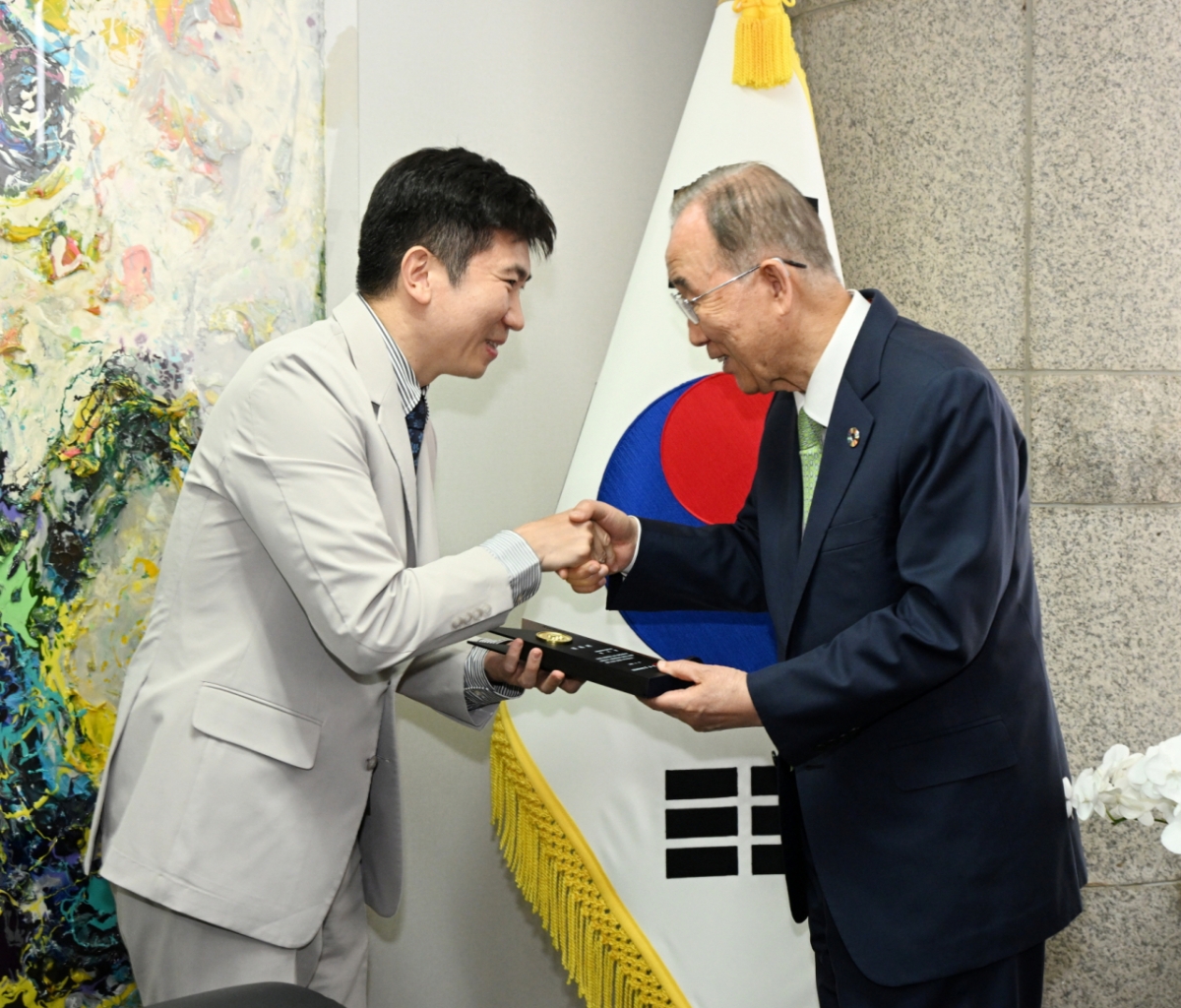 柳承敏（左）大韓体育会長と潘基文（パン·ギムン）元国連事務総長。 /写真=大韓体育会提供