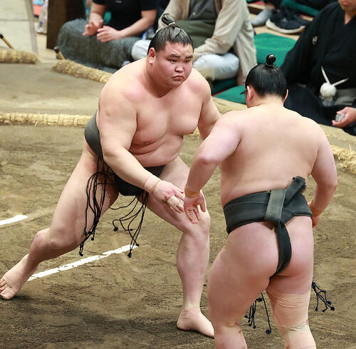 三田（右）を押し出しで破る旭富士（撮影・中島郁夫）