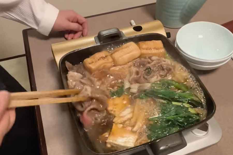 和牛のすき焼きに感動【出典：YouTube「日本食冒険記Tokyo Food Adventures」よりスクリーンショット】