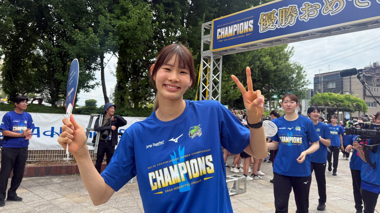 SVリーグ2代目女王 SAGA久光が地元・佐賀で優勝パレード 中田久美監督、連覇へ「勝ち続けることのほうが難しい」(TBS NEWS DIG Powered by JNN) SVリーグ2代目女王 SAGA久光が地元・佐賀で優勝パレード 中田久美監督、連覇へ「勝ち続けることのほうが難しい」(TBS NEWS DIG Powered by JNN)