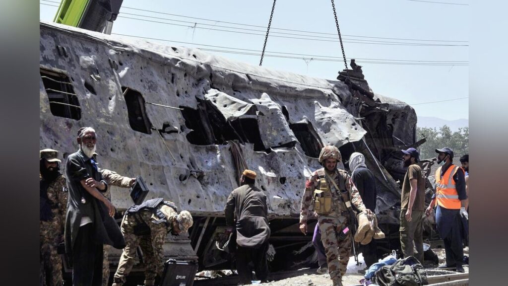 パキスタンで自爆テロか、爆発物を積んだ車両が列車に衝突し114人死傷…乗客に軍関係者 – 読売新聞 パキスタンで自爆テロか、爆発物を積んだ車両が列車に衝突し114人死傷…乗客に軍関係者 - 読売新聞