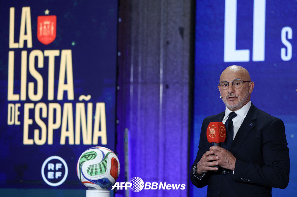 2026 FIFA北中米ワールドカップの最終リストを発表しているスペイン国家代表チームのルイス·デラ·プエンテ監督。 /AFPBBNews=ニュース1