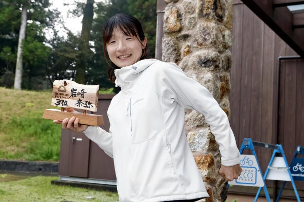 マウントフジ１００で女子総合３位になった岩崎さん（高知県本山町で）