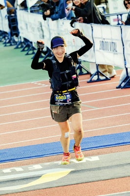 １００マイルを完走した岩崎さん（山梨県富士吉田市で）（ｃ）富士箱根伊豆トレイルサポート