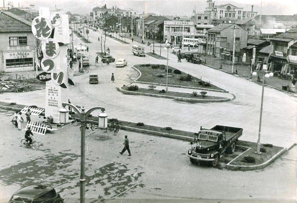 １９５５年頃の福井駅前の様子。右端に当時の山田銘木店も写っている＝福井市立郷土歴史博物館蔵