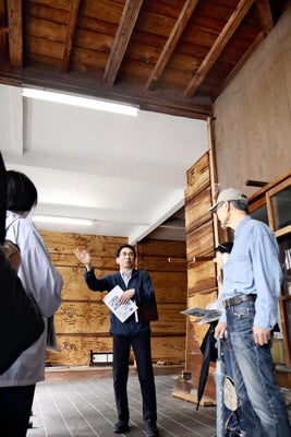 山田銘木店で市川教授の解説を聞く参加者たち