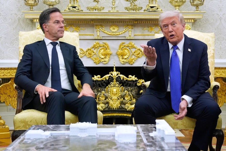NATOのルッテ事務総長（左）が昨年10月に米ワシントンを訪問しトランプ大統領と会談している。［写真 AP＝聯合ニュース］