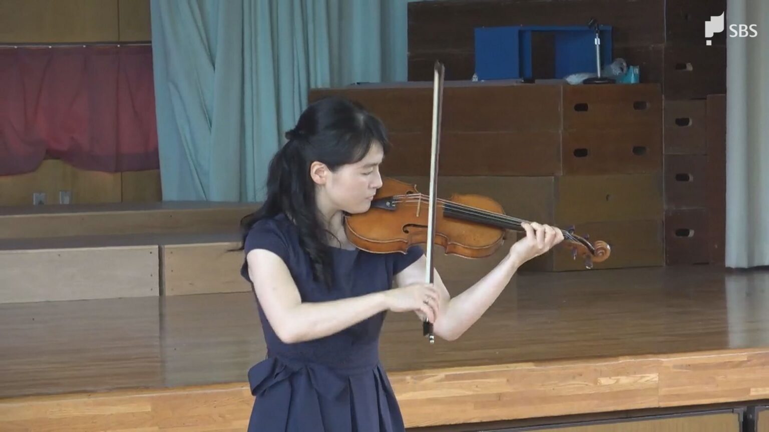 世界で活躍するバイオリニスト長尾春花さんが小学校で演奏披露 児童らが音色に耳を傾ける=静岡市葵区(静岡放送(SBS)) – Yahoo!ニュース 世界で活躍するバイオリニスト長尾春花さんが小学校で演奏披露 児童らが音色に耳を傾ける=静岡市葵区(静岡放送(SBS)) - Yahoo!ニュース