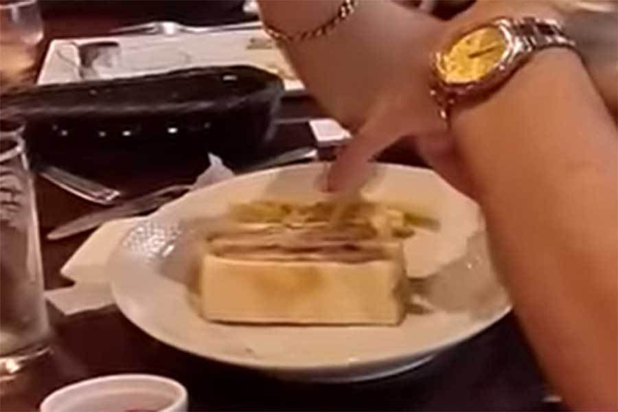 カレーのあとに食べたカツサンドに感激【出典：YouTube「Macaron Chan 南フランス田舎娘」よりスクリーンショット】