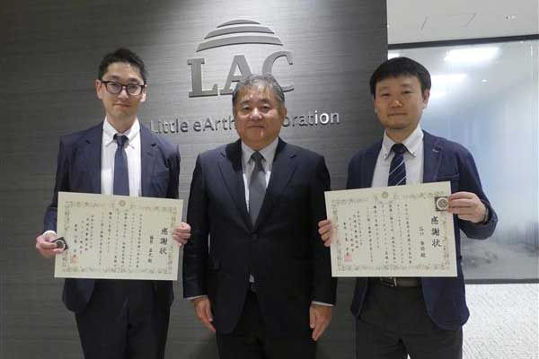 写真右が、コーポレートIT推進部の谷口 隼祐、左がセキュリティアカデミーの藤原 真也