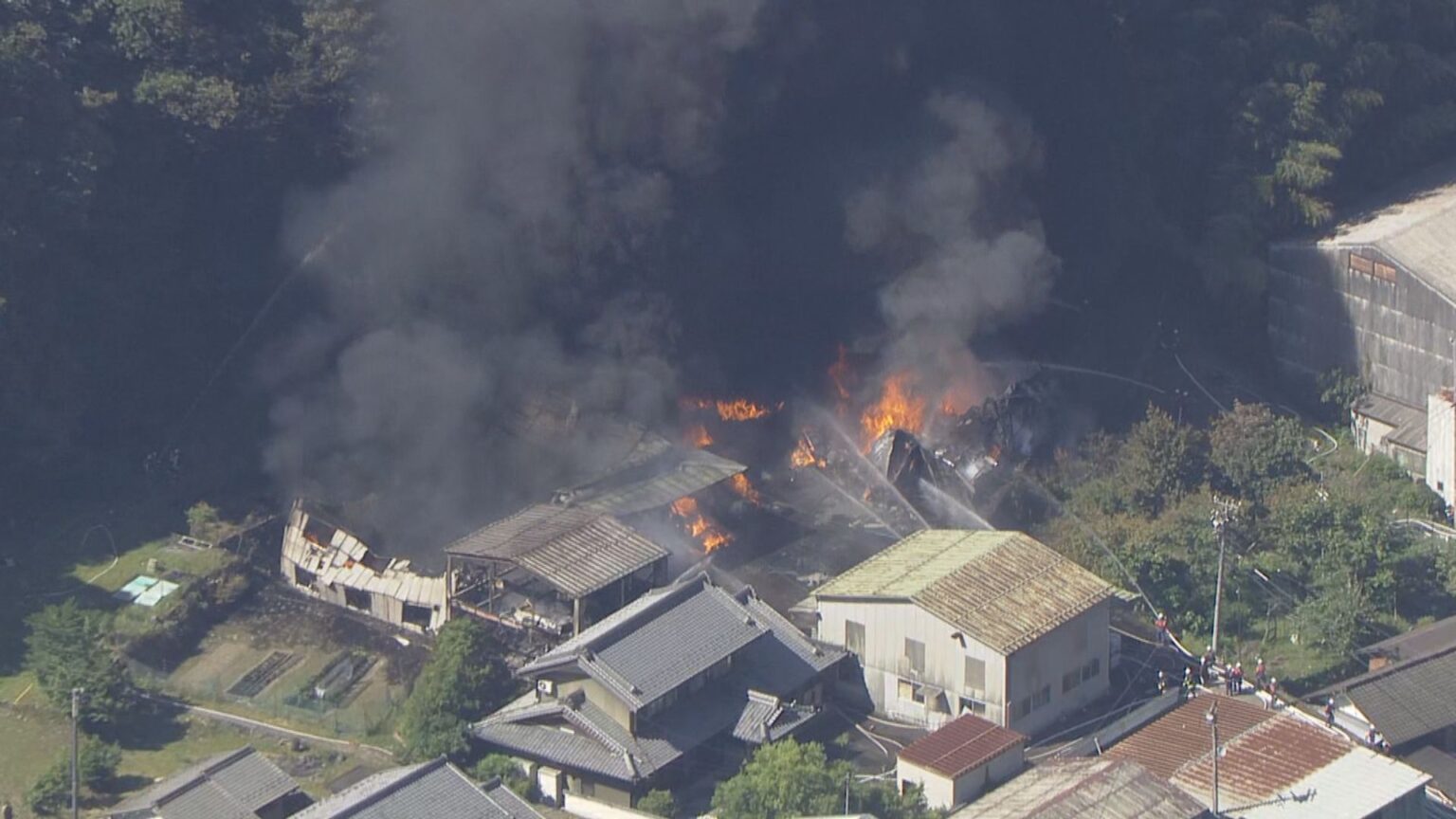 プラスチックのリサイクルを手掛ける工場で火事 隣接する山林にも延焼 約5時間後に鎮火 2人搬送も命に別状なし 岐阜・美濃市(CBCテレビ) プラスチックのリサイクルを手掛ける工場で火事 隣接する山林にも延焼 約5時間後に鎮火 2人搬送も命に別状なし 岐阜・美濃市(CBCテレビ)