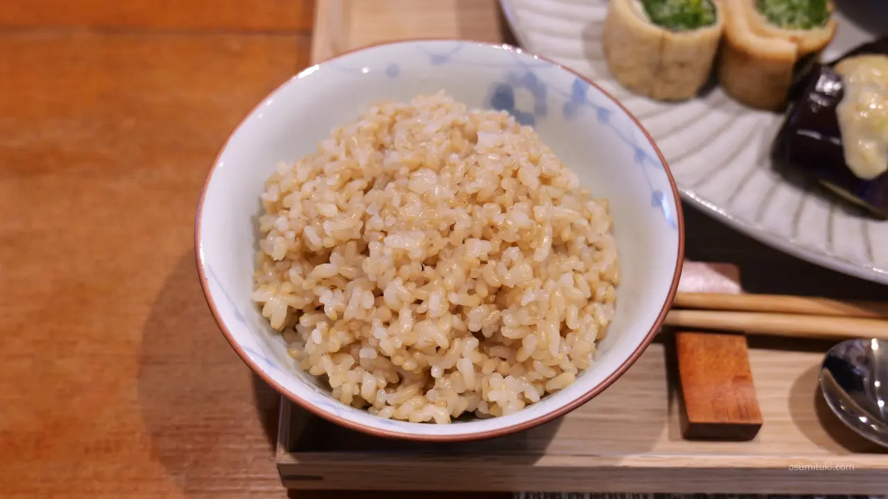 ご飯は玄米を使用