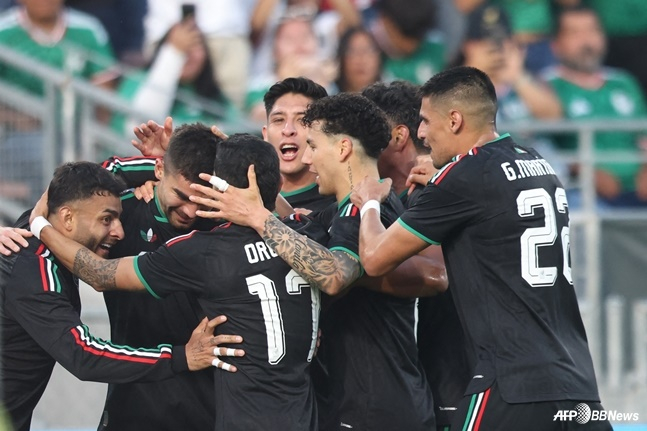 メキシコの国家代表選手たちがオーストラリアとの親善試合中に得点に成功すると喜んでいる。 /AFPBBNews=ニュース1