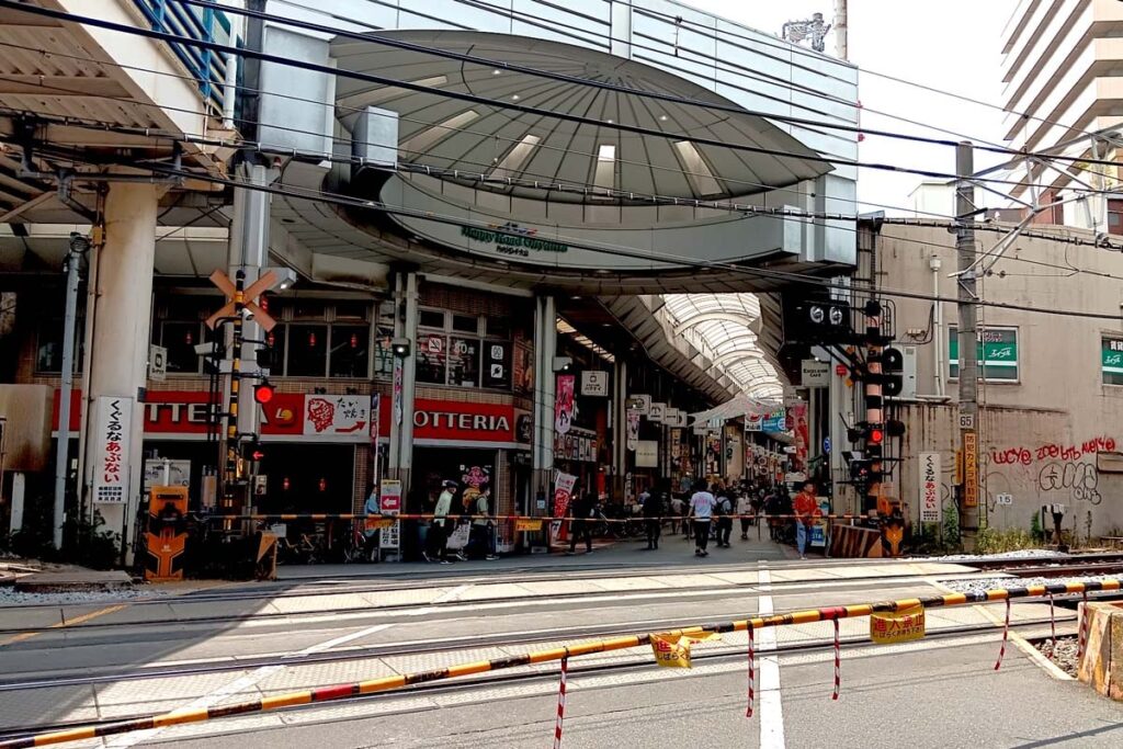 「庶民の街」 東京・大山で進む再開発! 池袋5分なのに“未開拓” 「坪65万円上昇」が映す東上線沿線の異変 – Merkmal ハッピーロード大山商店街(画像:写真AC)