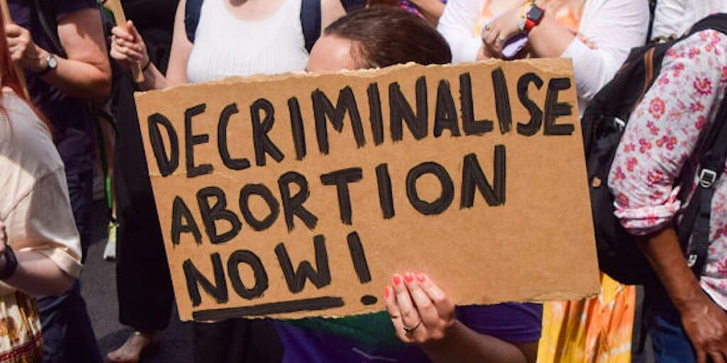 公式発表：イングランドとウェールズの女性は今後中絶で起訴されない