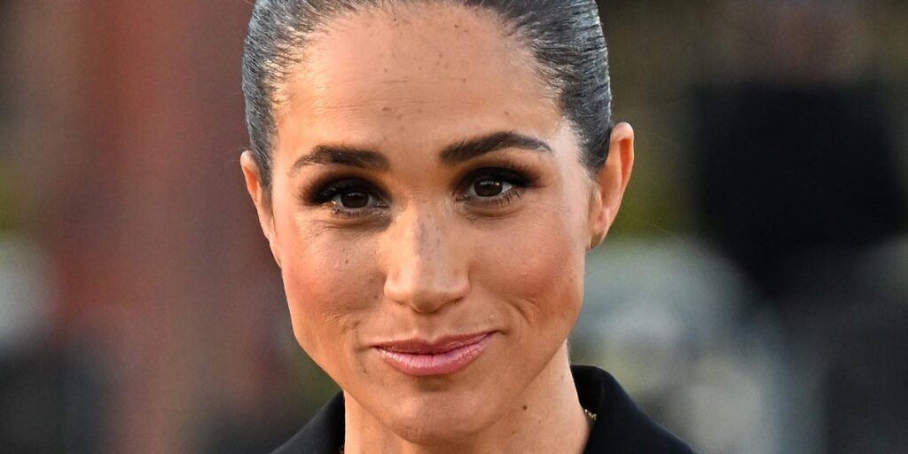 メーガン妃、英国民の神経を逆撫で　ロンドン経由便を選びつつ、入国せずにアメリカに帰国したことを暴露 | カルチャー | ELLE ［エル デジタル］