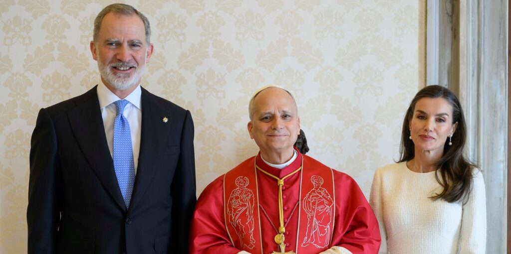 スペインのレティシア王妃、ローマ教皇に謁見　「白の特権」のドレスでバチカンへ | カルチャー | ELLE ［エル デジタル］
