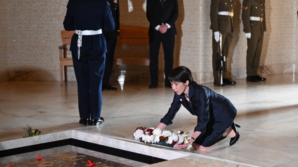 高市首相の豪州でのひざまずき献花、中国メディアが「西側への忠誠」と皮肉 | 国際センター | ニュース