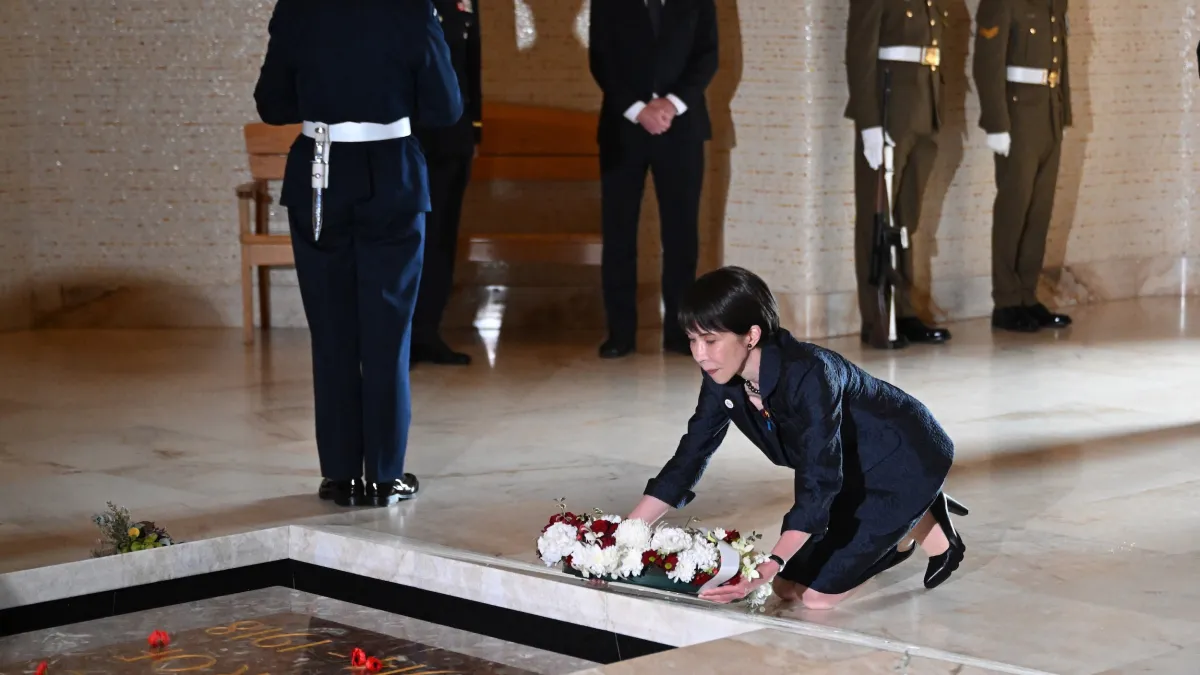 2026年5月4日、オーストラリア戦争記念館の無名戦士の墓に献花する日本の高市早苗首相。（AP通信）